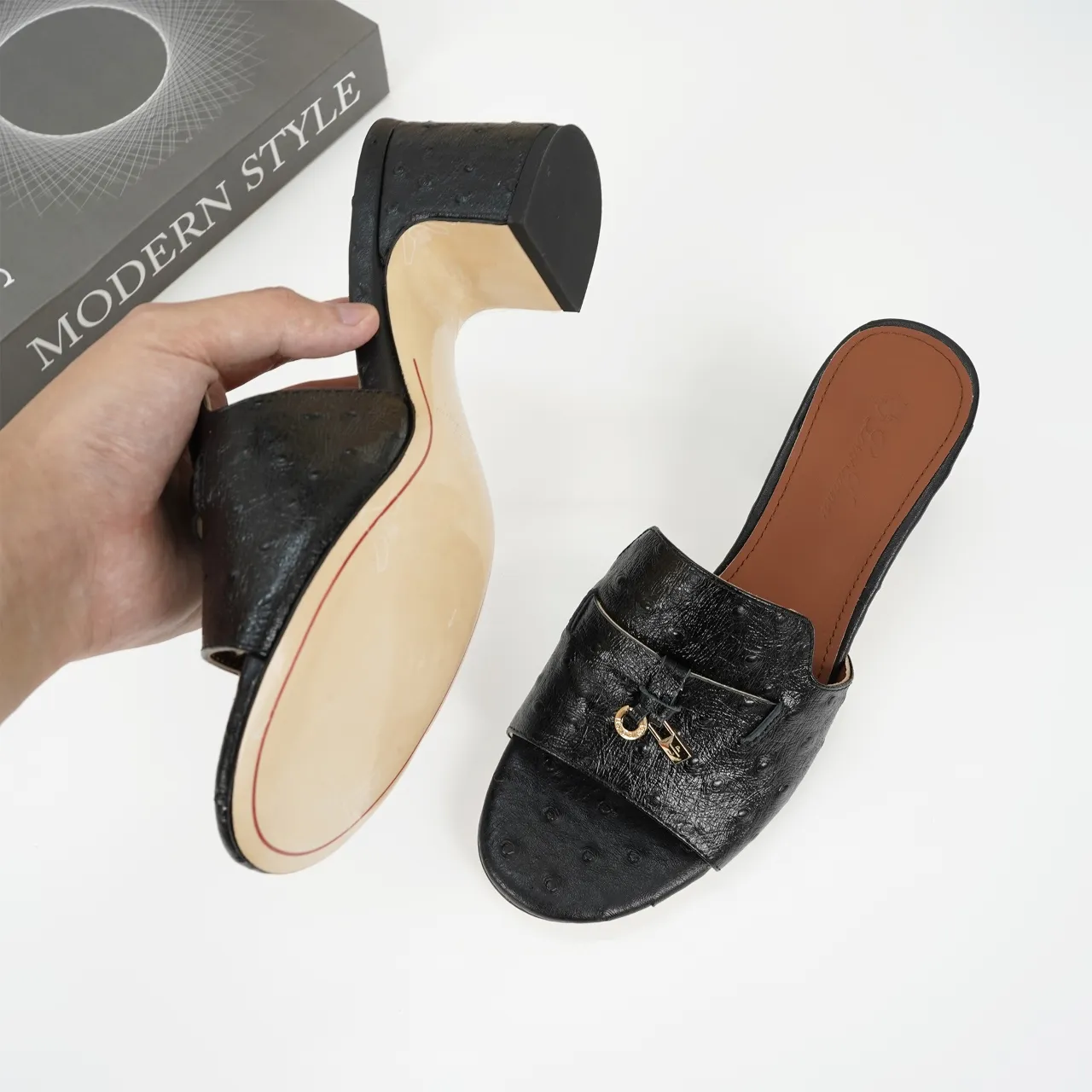 👟👟Ex-factory price 440👟👟 Genuine leather sole +30 suede sheepskin slippers with a strap decorated with Loro Piana My Charms charms and decorated with tone-on-tone stitching. Sophisticated and feminine, it pairs well with both city and resort looks. For those looking for an elegant upgrade, the summer glamor slipper is known for its slim open-back silhouette. size: 35-44 (custom-made sizes 43 and 44 are non-returnable) Upper: imported suede sheep leather (sheep), cowhide ostrich pattern, cowhide snake pattern Lining: imported high-grade mixed sheep silk Heel height: 5.5CM